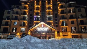Ein mehrstöckiges Hotel mit markanter Fassade und einem Schild, auf dem 