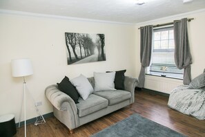 Living area - 5guests-familyfriendly-parking-gardenview-centre (Kettering)