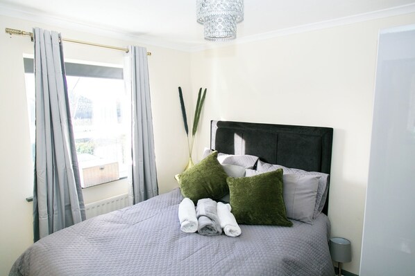 3 bedrooms, iron/ironing board, free WiFi, bed sheets - 5guests-familyfriendly-parking-gardenview-centre (Kettering)