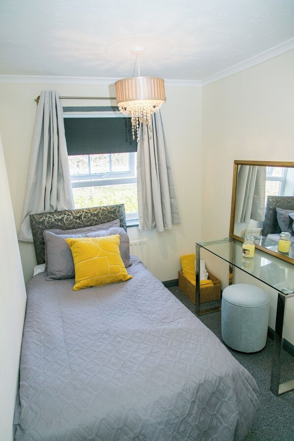 3 bedrooms, iron/ironing board, free WiFi, bed sheets - 5guests-familyfriendly-parking-gardenview-centre (Kettering)