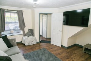 Living area - 5guests-familyfriendly-parking-gardenview-centre (Kettering)