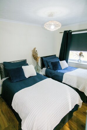 3 bedrooms, iron/ironing board, free WiFi, bed sheets - 5guests-familyfriendly-parking-gardenview-centre (Kettering)