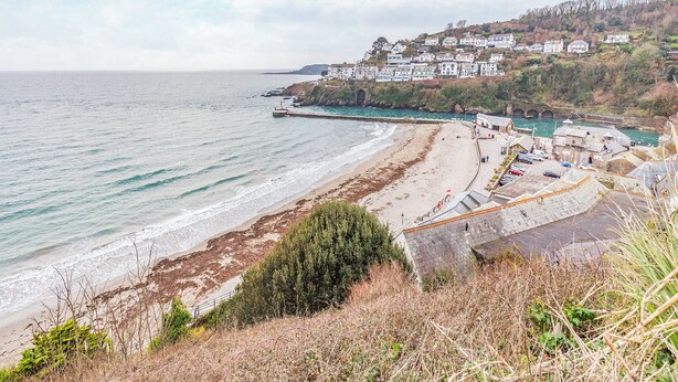 A coastal town with a beach, houses, and a bridge. - 2 bedroom accommodation in Looe (Looe)