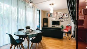 Departamento Confort, 1 cama Queen size y sofá cama, para no fumadores | Área de sala de estar | Televisión de pantalla plana de 50 pulgadas con canales por cable