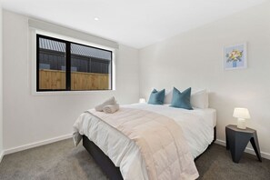 2 عدّة غرف نوم ومكواة/لوح كي وواي فاي مجانًا وملاءات أسرّة