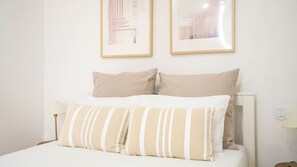 1 bedroom, iron/ironing board, free WiFi, bed sheets - Chic 1BR in República w/ Balcony by LovelyStay (Porto)
