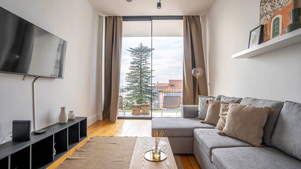 TV - Chic 1BR in República w/ Balcony by LovelyStay (Porto)