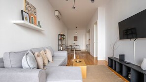 TV - Chic 1BR in República w/ Balcony by LovelyStay (Porto)