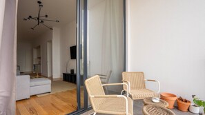 Terrace/patio - Chic 1BR in República w/ Balcony by LovelyStay (Porto)
