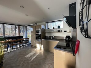 Fridge, dishwasher, coffee/tea maker