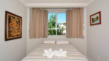 4 bedrooms, iron/ironing board, internet, bed sheets