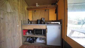 Fridge, microwave, stovetop