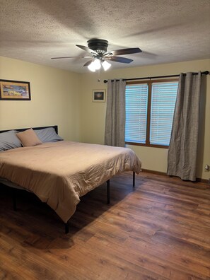 3 slaapkamers, een strijkplank/strijkijzer, reisbedje, gratis wifi