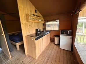 Réfrigérateur, micro-ondes, plaque de cuisson, cafetiÚre/bouilloire
