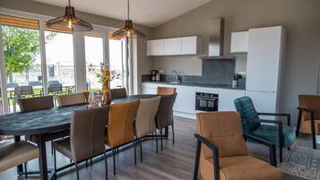 Een koelkast, een magnetron, een kookplaat, een vaatwasser