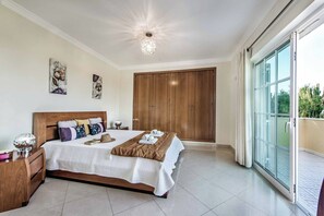 4 bedrooms, WiFi, bed sheets