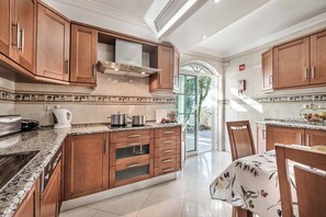 Frigorifero, microonde, forno, lavastoviglie