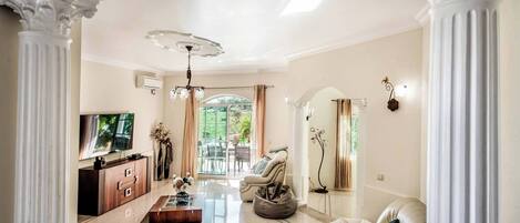 Televisor intel·ligent i taula de tennis de taula