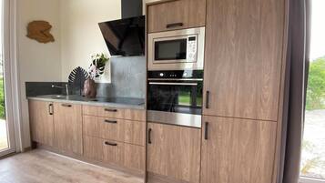 Een koelkast, een magnetron, een kookplaat, een vaatwasser