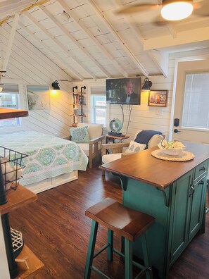 1 bedroom, free WiFi - Lovely studio steps to the beach in Dennis port (Dennis)