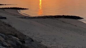 A beach at sunset with a calm sea and a clear sky. - Lovely studio steps to the beach in Dennis port (Dennis)