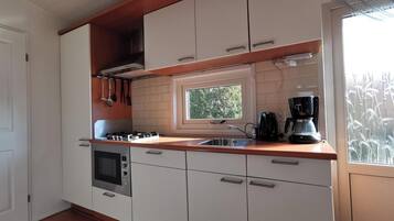 Fridge, microwave, dishwasher, coffee/tea maker