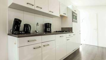 Een koelkast, een magnetron, een vaatwasser