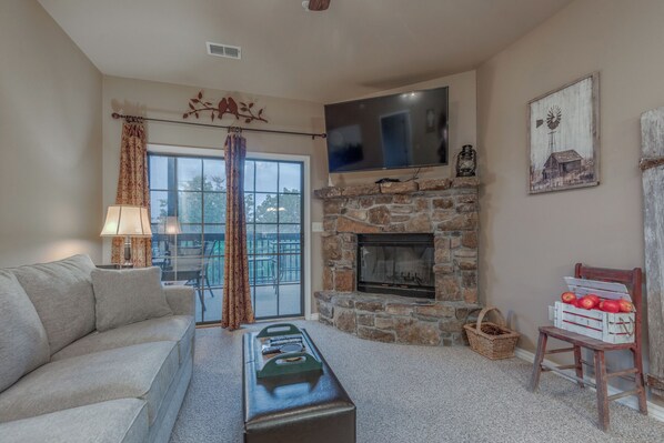 Téléviseur connecté, foyer, lecteur de DVD, sélection de films