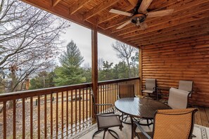 Outdoor dining - 1BR Village At Indian Point 601 near SDC-Free Tickets Daily up to $500 (Branson)