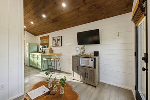 1 多间卧室、笔记本电脑工作区、免费 WiFi、床单