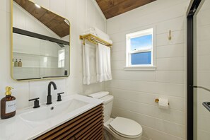 Dusj, toalettartikler (inkludert), hårføner og håndklær