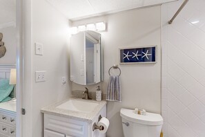 Een haardroger, handdoeken