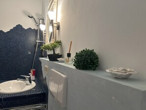 Secador de pelo, toallas, jabón y papel higiénico