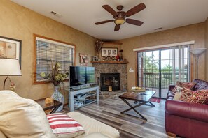 Smart-TV, Kamin, DVD-Player, Bücher