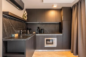 Frigorífic, microones, placa de cuina i rentaplats