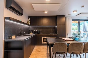 Kühlschrank, Mikrowelle, Herdplatte, Geschirrspüler