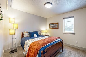 3 bedrooms, travel cot, WiFi, bed sheets - Beautiful home within walking distance to Donnelly, with patios, grill, WiFi (Donnelly)