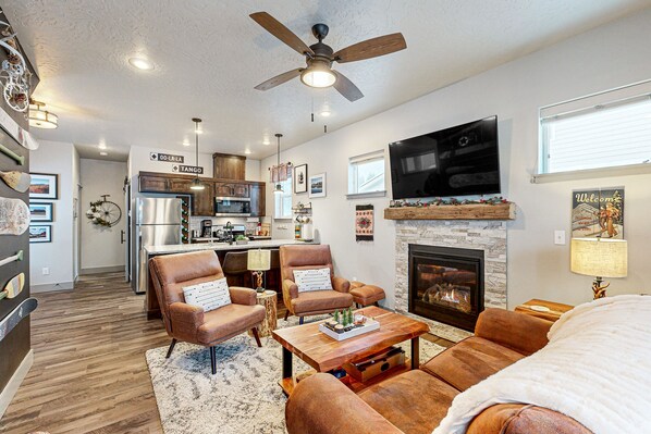 Fernseher, Kamin, Bücher