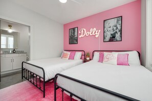3 bedrooms, iron/ironing board, free WiFi, bed sheets - Dolly's Rooftop Igloo (Nashville)