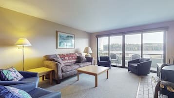 Een televisie en boeken