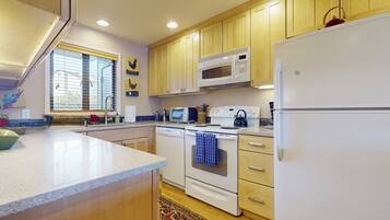 Jääkaappi, mikroaaltouuni, uuni, liesi