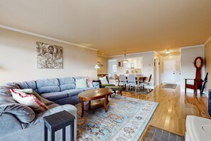 Fernseher, Kamin, Bücher