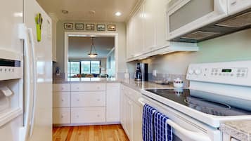 Jääkaappi, mikroaaltouuni, uuni, liesi