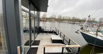 Boat with 3 bedrooms and a terrace