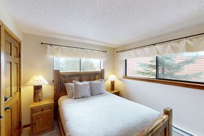 2 bedrooms, Internet, bed sheets - Cozy condo with ski-in access, hot tub, and mountain views (Breckenridge)