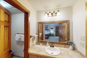 Hair dryer, towels - Cozy condo with ski-in access, hot tub, and mountain views (Breckenridge)
