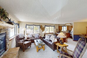 TV, fireplace, DVD player - Cozy condo with ski-in access, hot tub, and mountain views (Breckenridge)