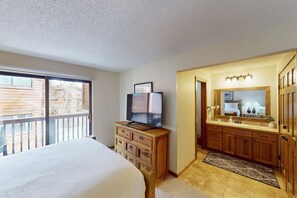 2 bedrooms, internet, bed sheets - Cozy condo with ski-in access, hot tub, and mountain views (Breckenridge)