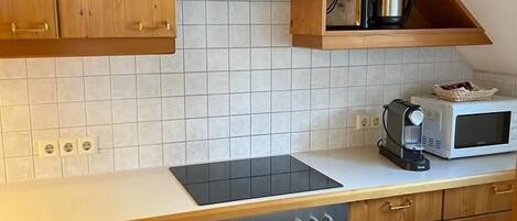 Frigorífico, placa de cocina y lavavajillas