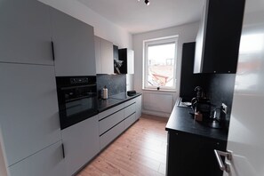 Frigorifero, forno, piano cottura, lavastoviglie